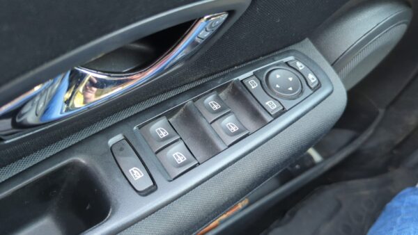 Renault Mégane Expression 1.5 dCi 110 EDC6 – 2013 – 107 225 km – Boîte Auto – Image 6