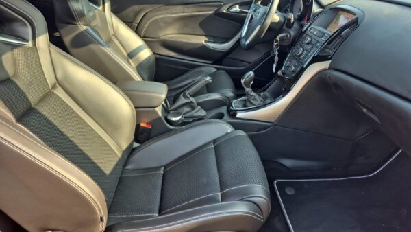 Opel Astra GTC OPC - 2.0 Turbo 280 2013 Essence – Image 10